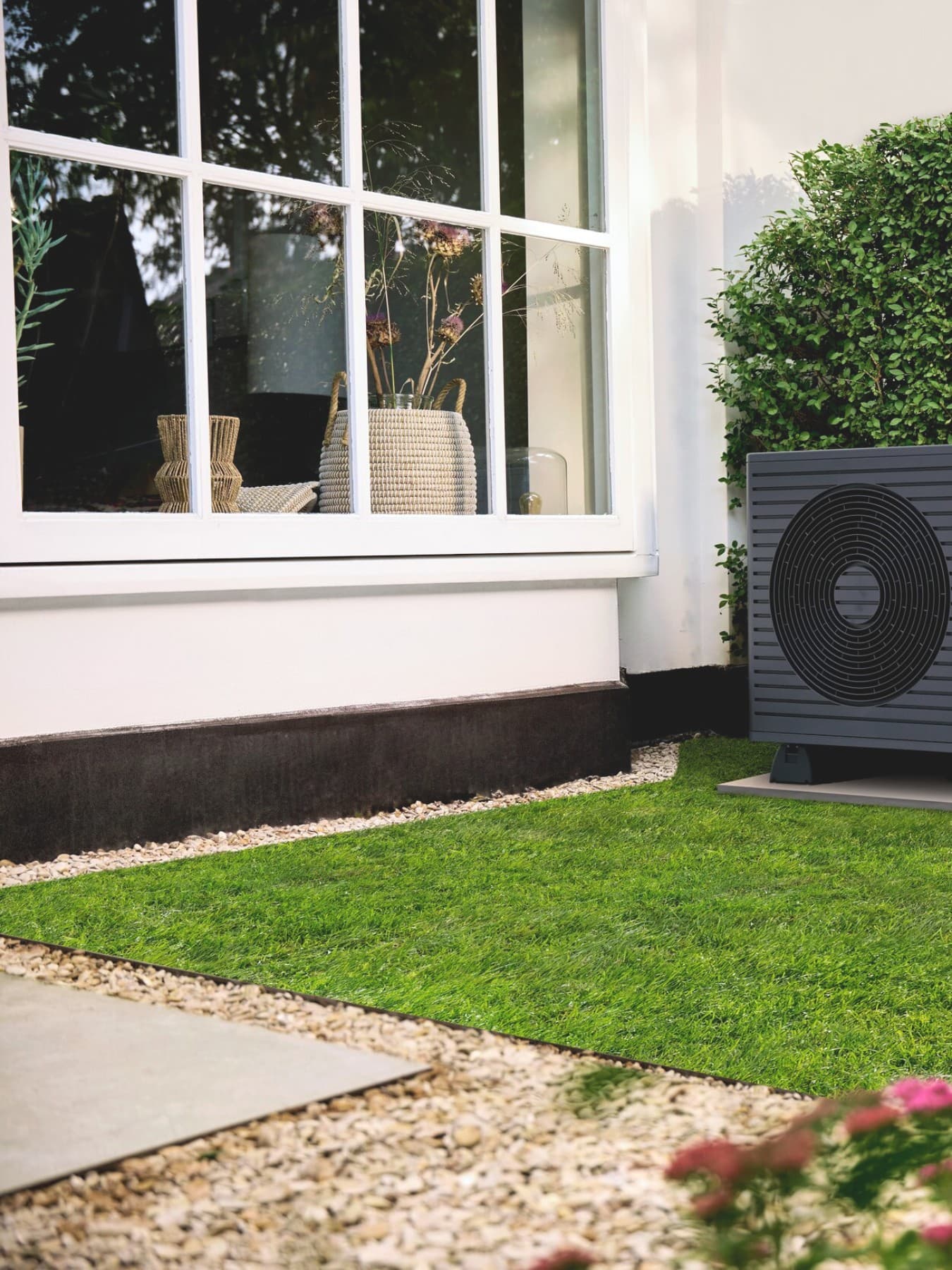 Warmtepomp van vaillant in een tuin