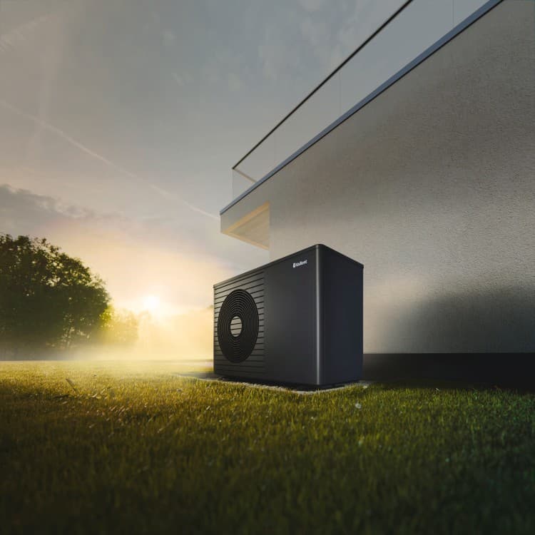 Warmtepomp staat op een gazon in de tuin