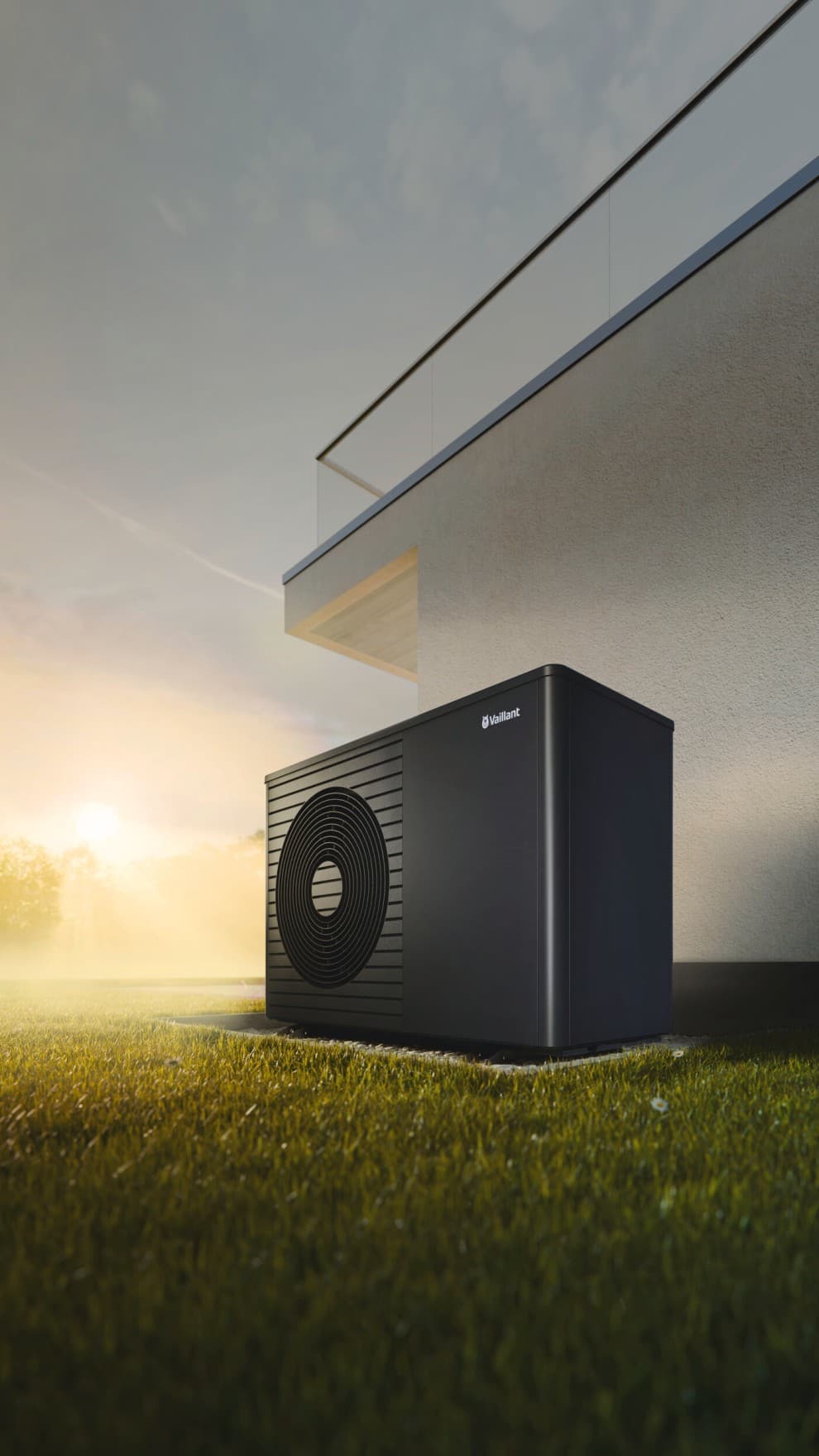 Warmtepomp staat op een gazon in de tuin