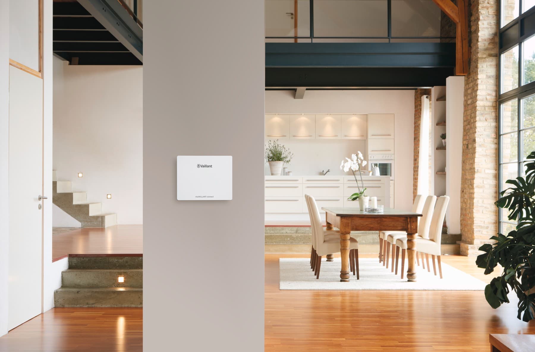 Vaillant-bedieningsunit gemonteerd op de muur in de woonkamer