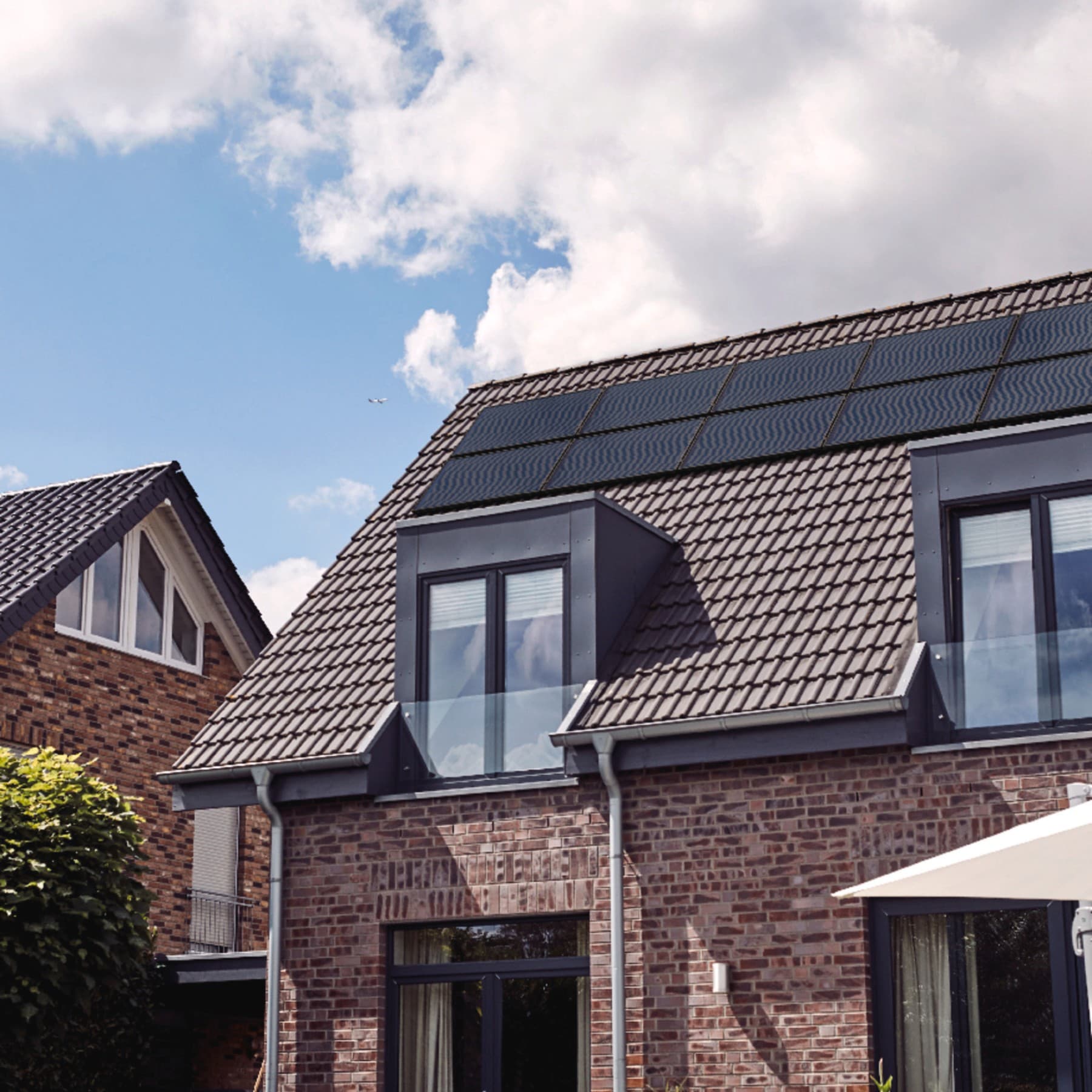 Huis met zonnepanelen op het dak