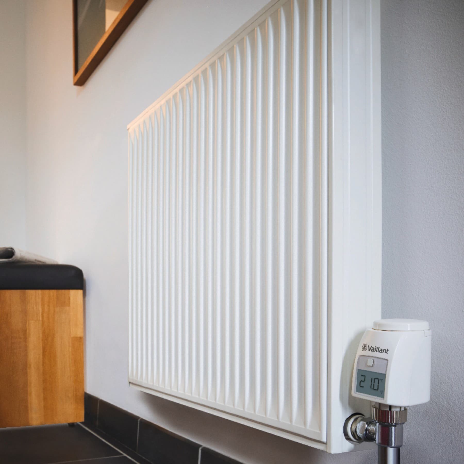 Radiator aan de muur van de woonkamer