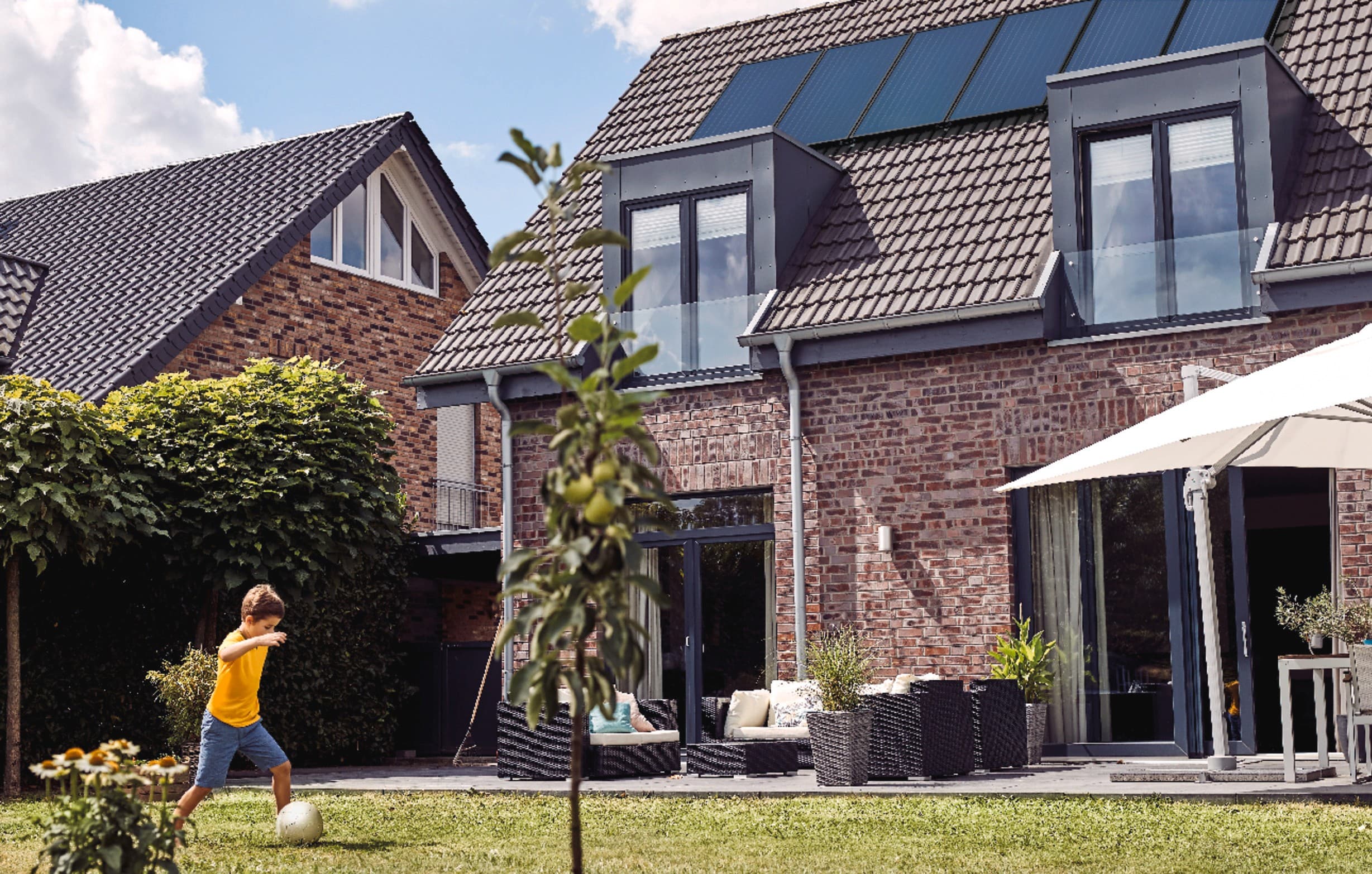 Huis met zonnepanelen en een tuin