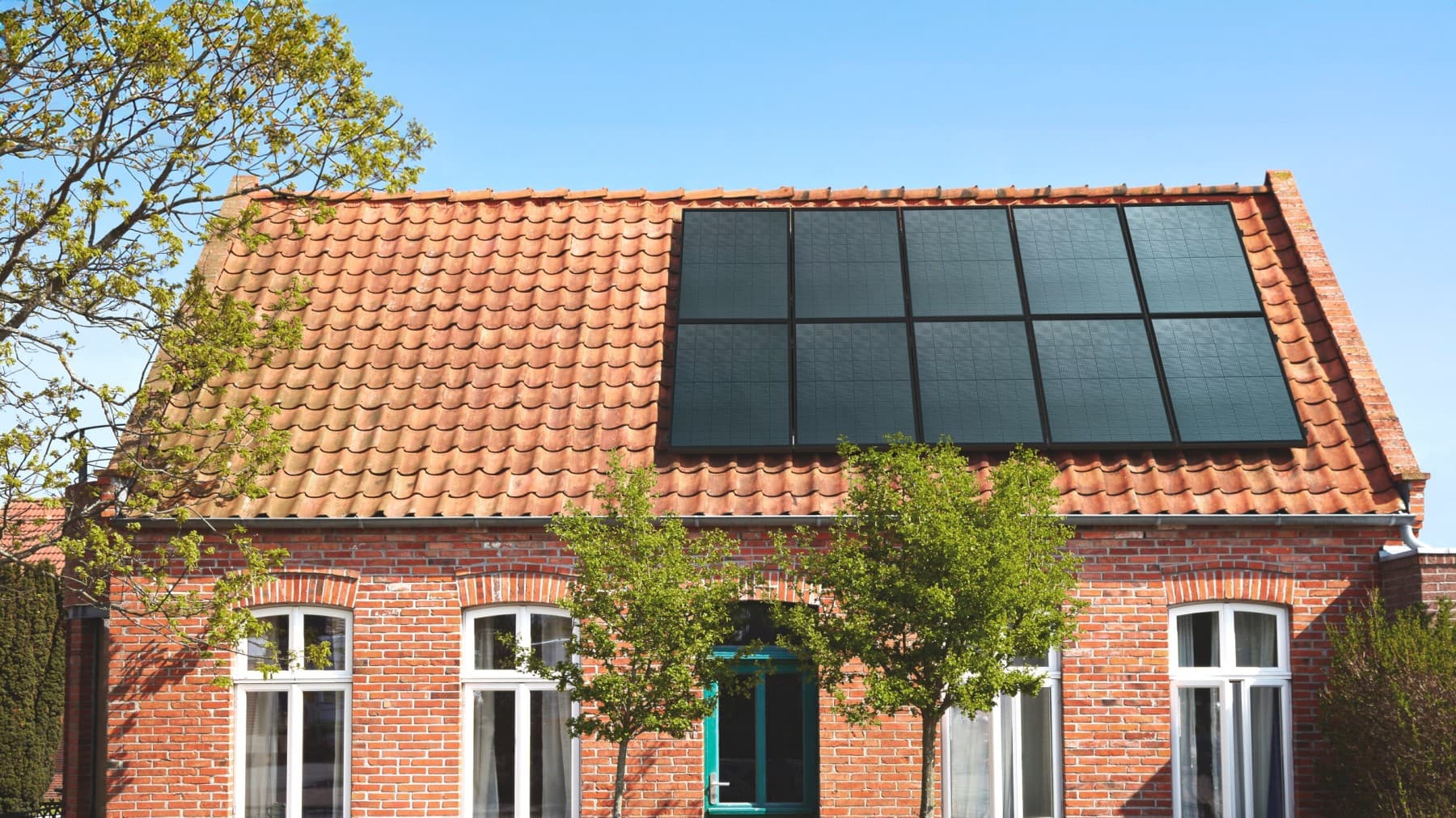 Een echtpaar van middelbare leeftijd voor een warmtepomp