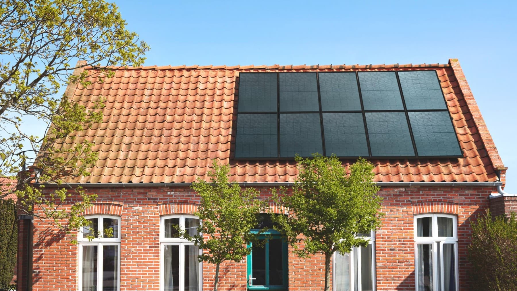 Woning met zonnepanelen op het dak