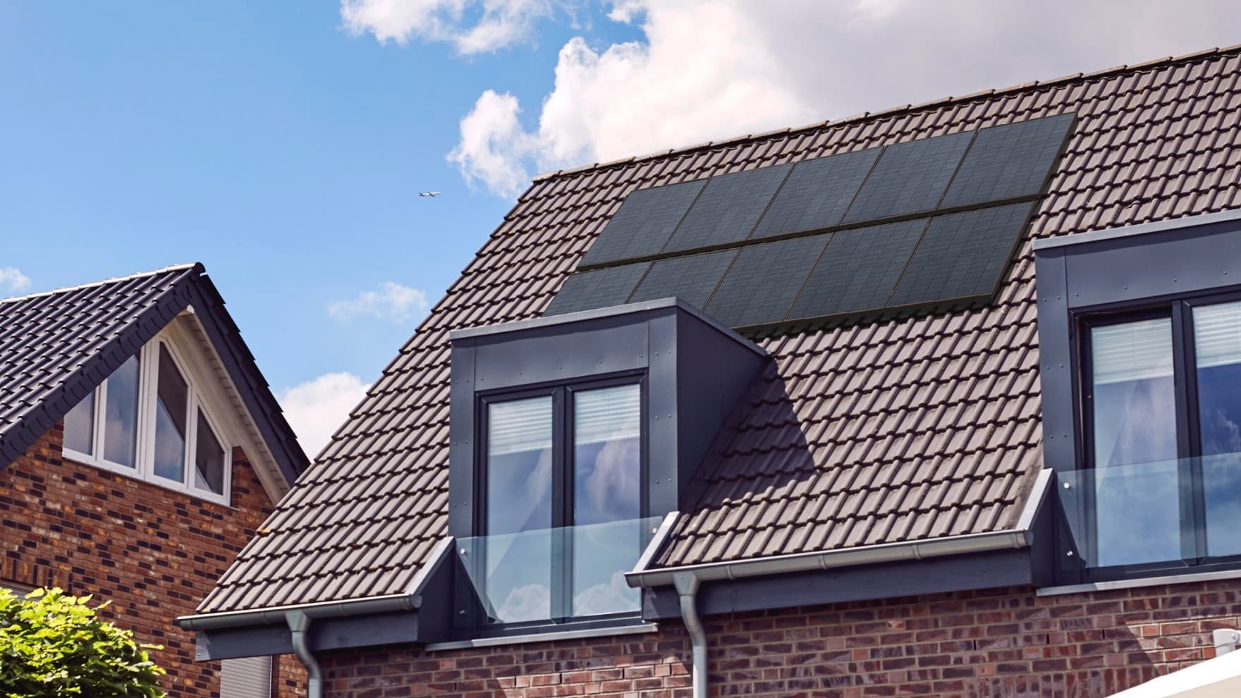 Zonnepanelen op een dak