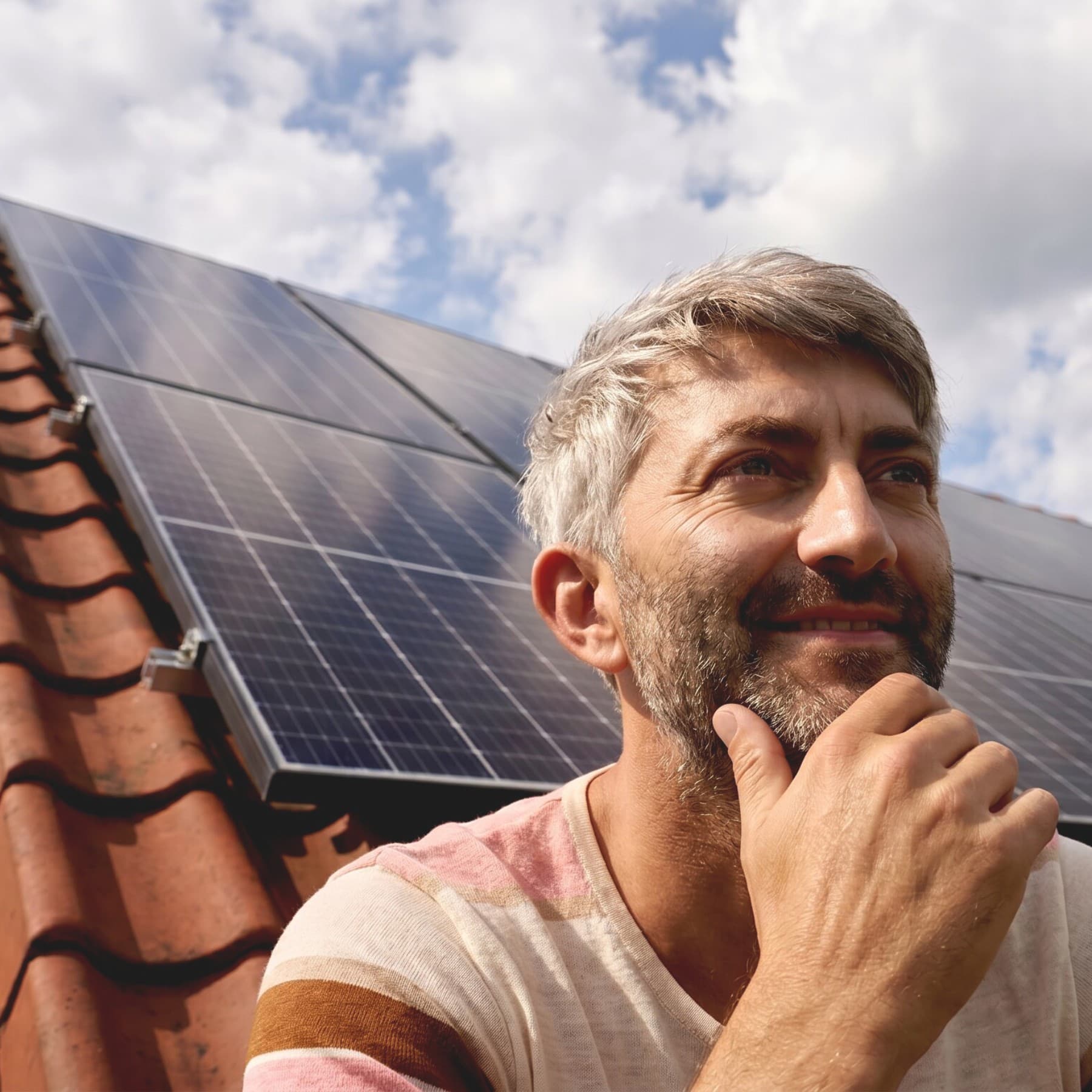 Man voor een dak met zonnepanelen.