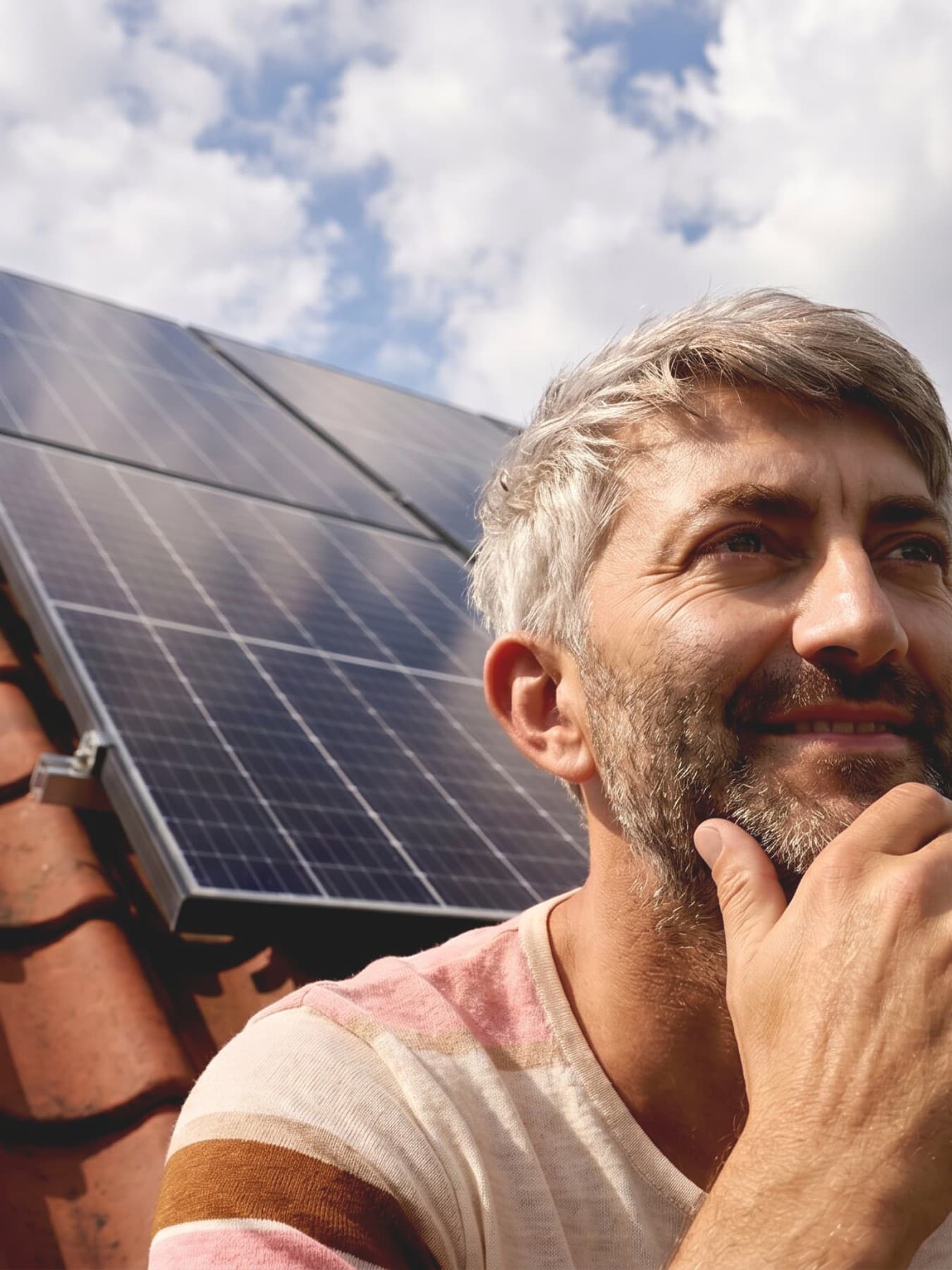 Man voor een dak met zonnepanelen.