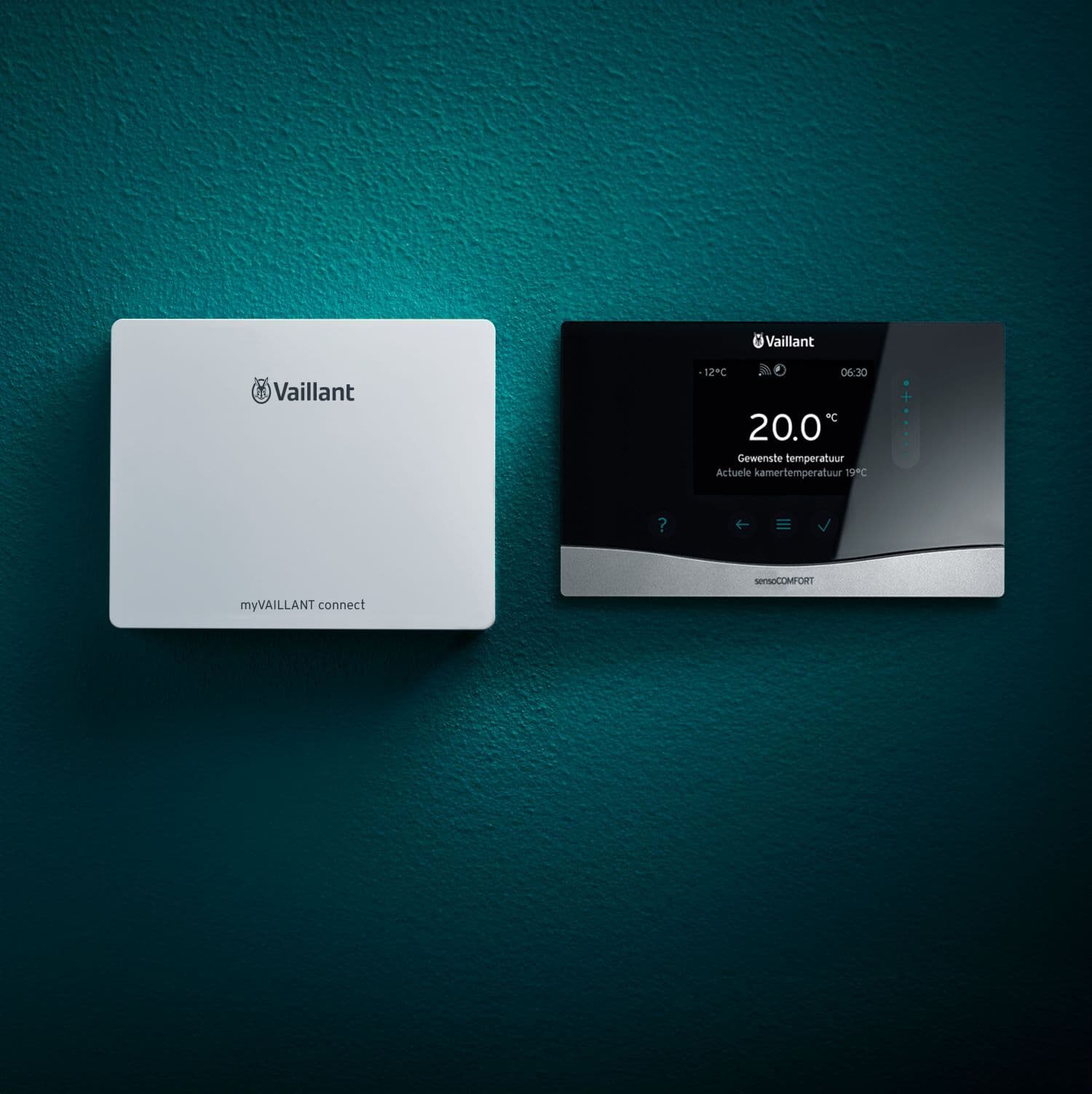 myVaillant connect hangt aan de muur naast sensoCOMFORT