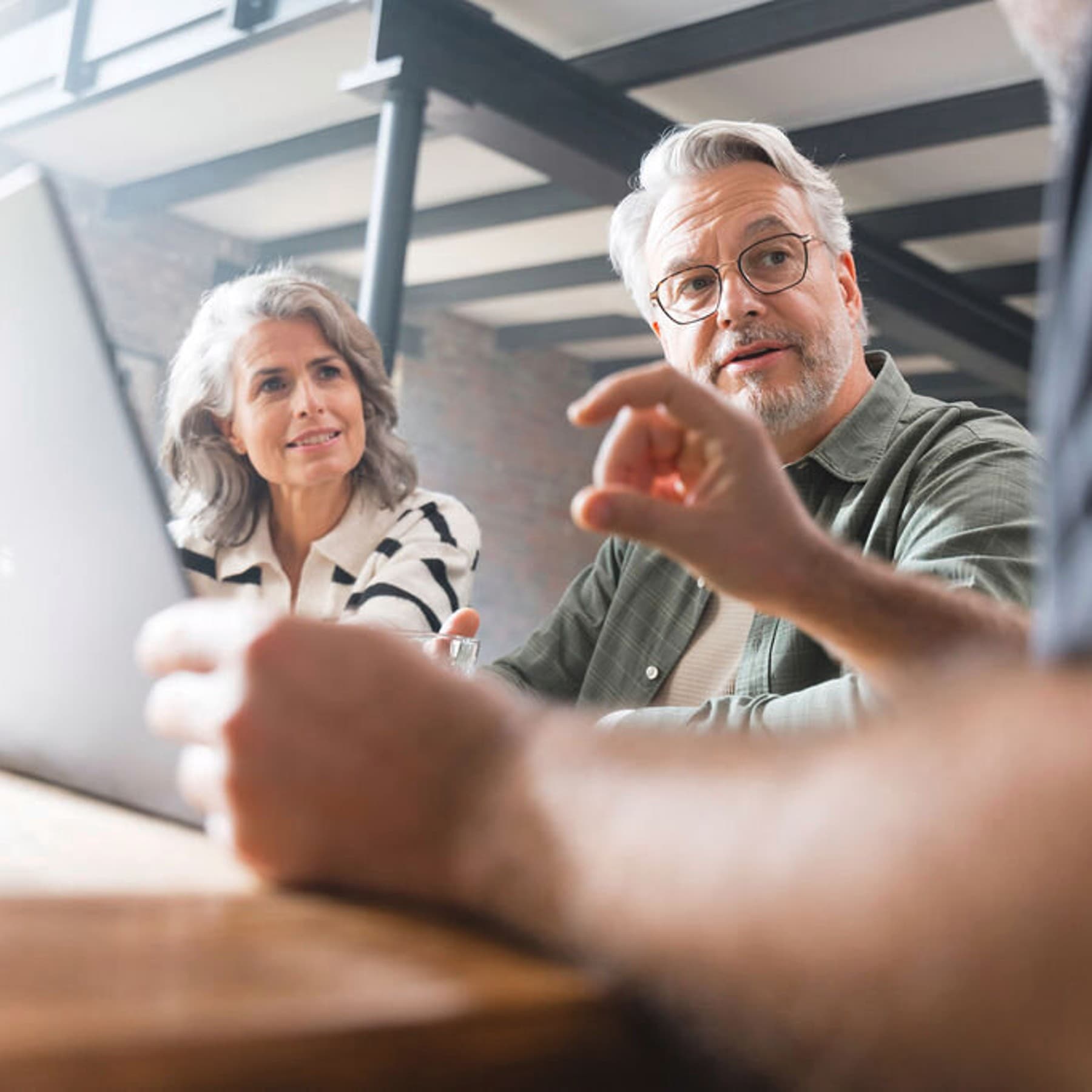 Echtpaar in overleg met een installateur