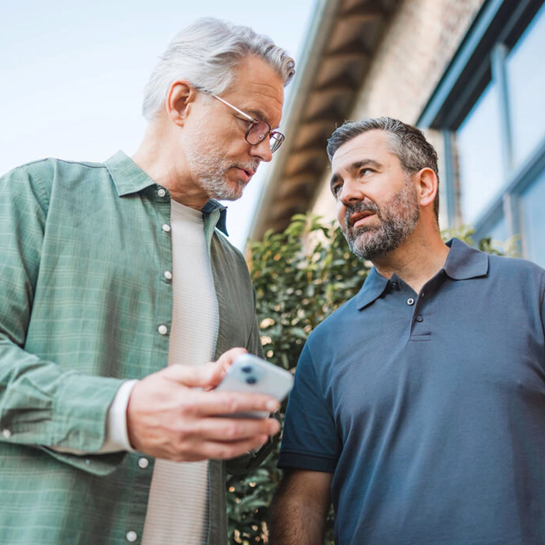 Installateur en eindgebruiker in gesprek voor warmtepomp