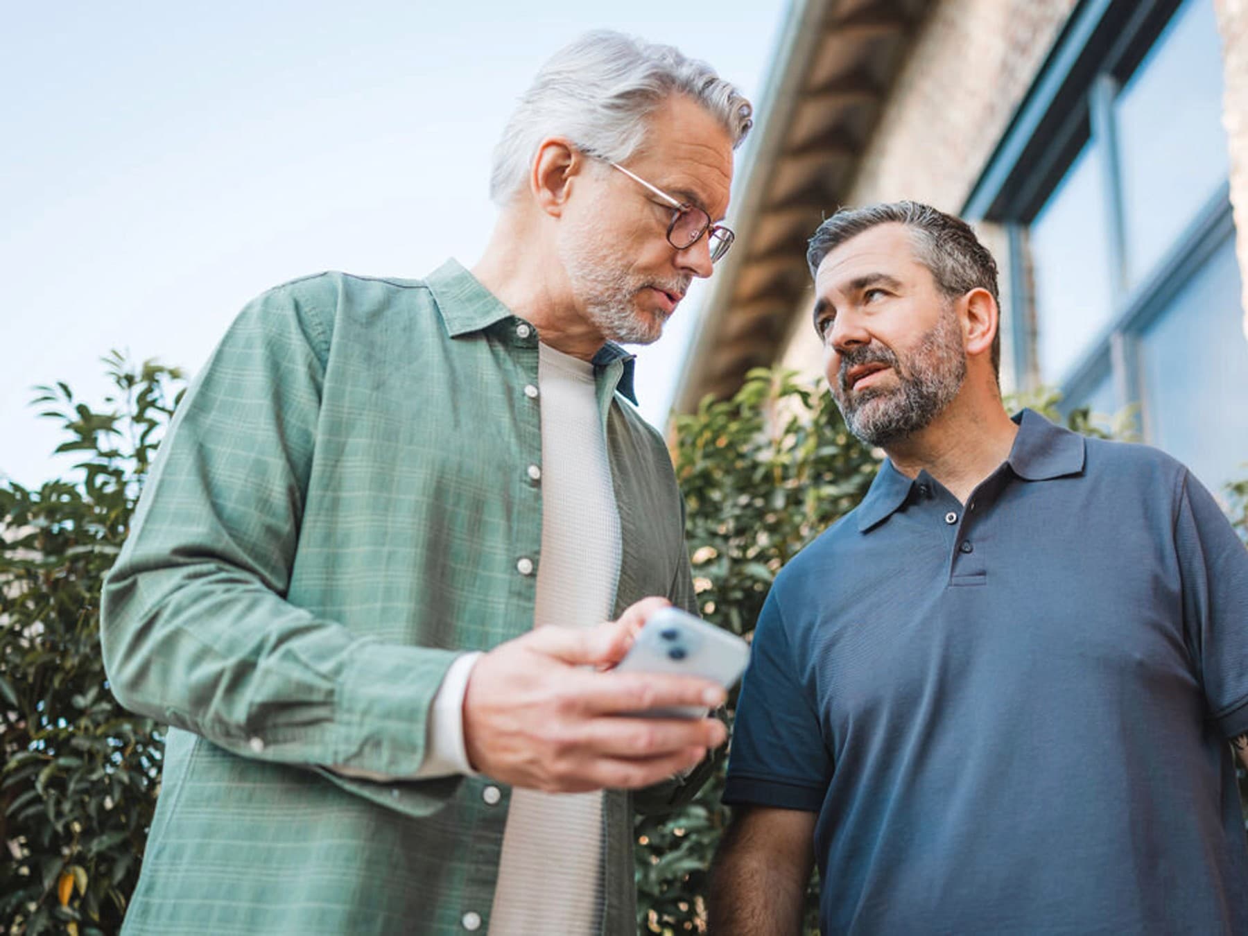 Een installateur die een man adviseert