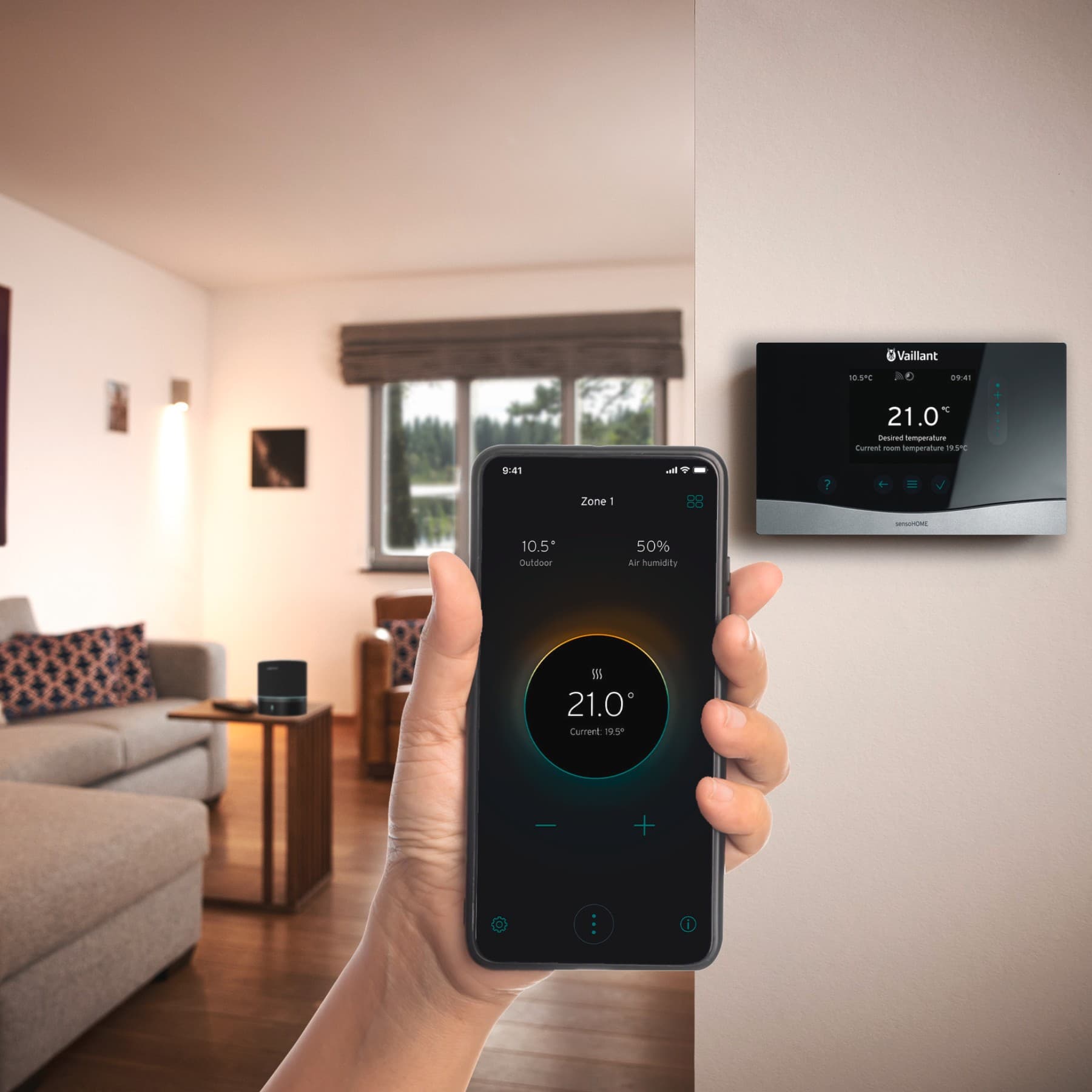 Woonkamer met thermostaat aan de muur, op de voorgrond smartphone met myVAILLANT app