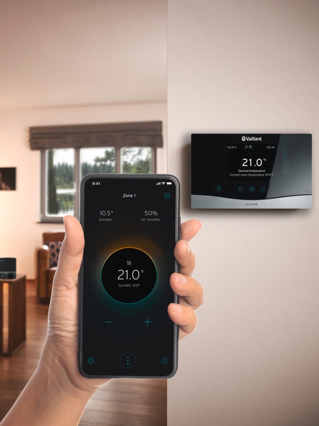 Woonkamer met thermostaat aan de muur, op de voorgrond smartphone met myVAILLANT app