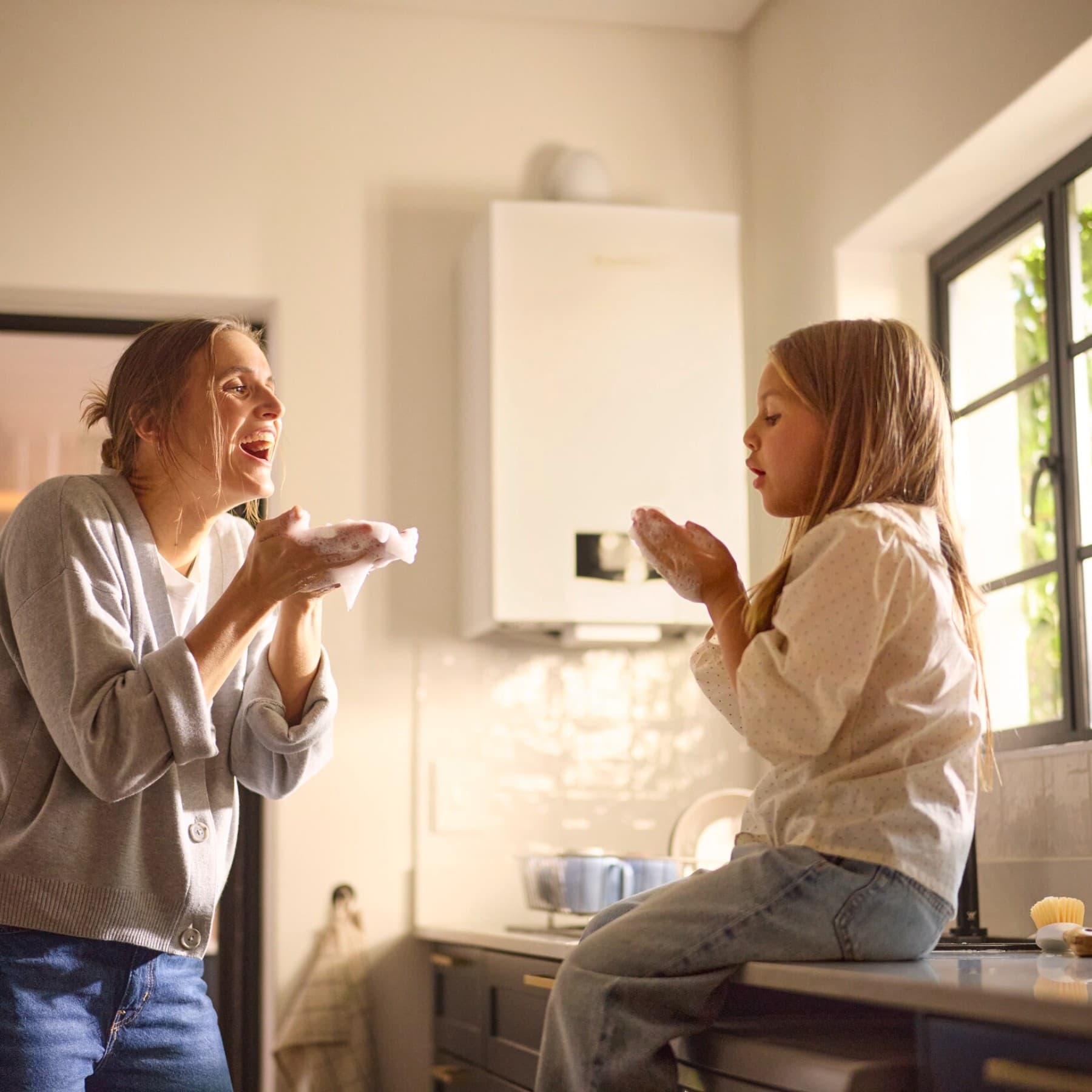 Moeder en dochter spelen met zeepschuim