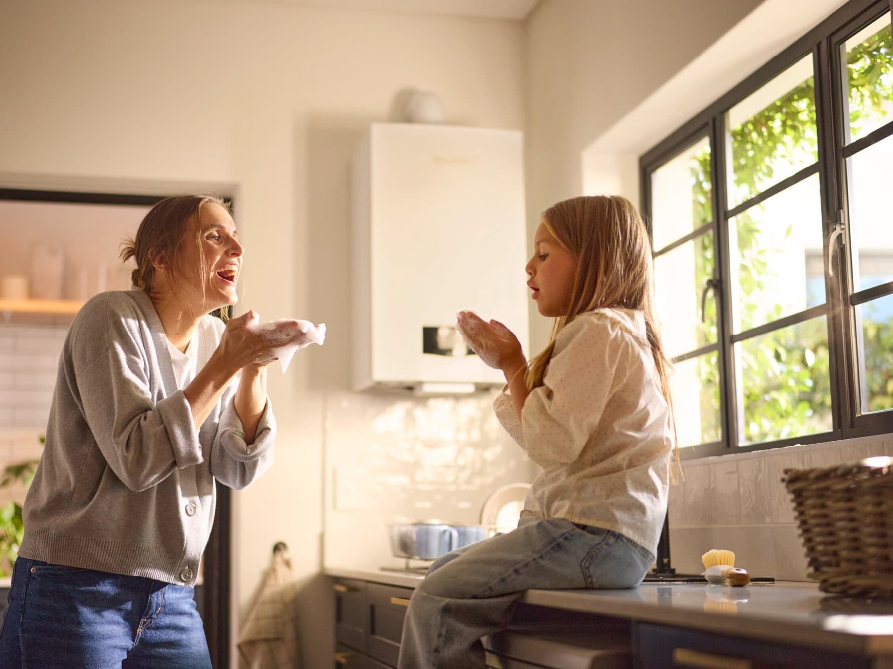 Moeder en dochter spelen met zeepbellen