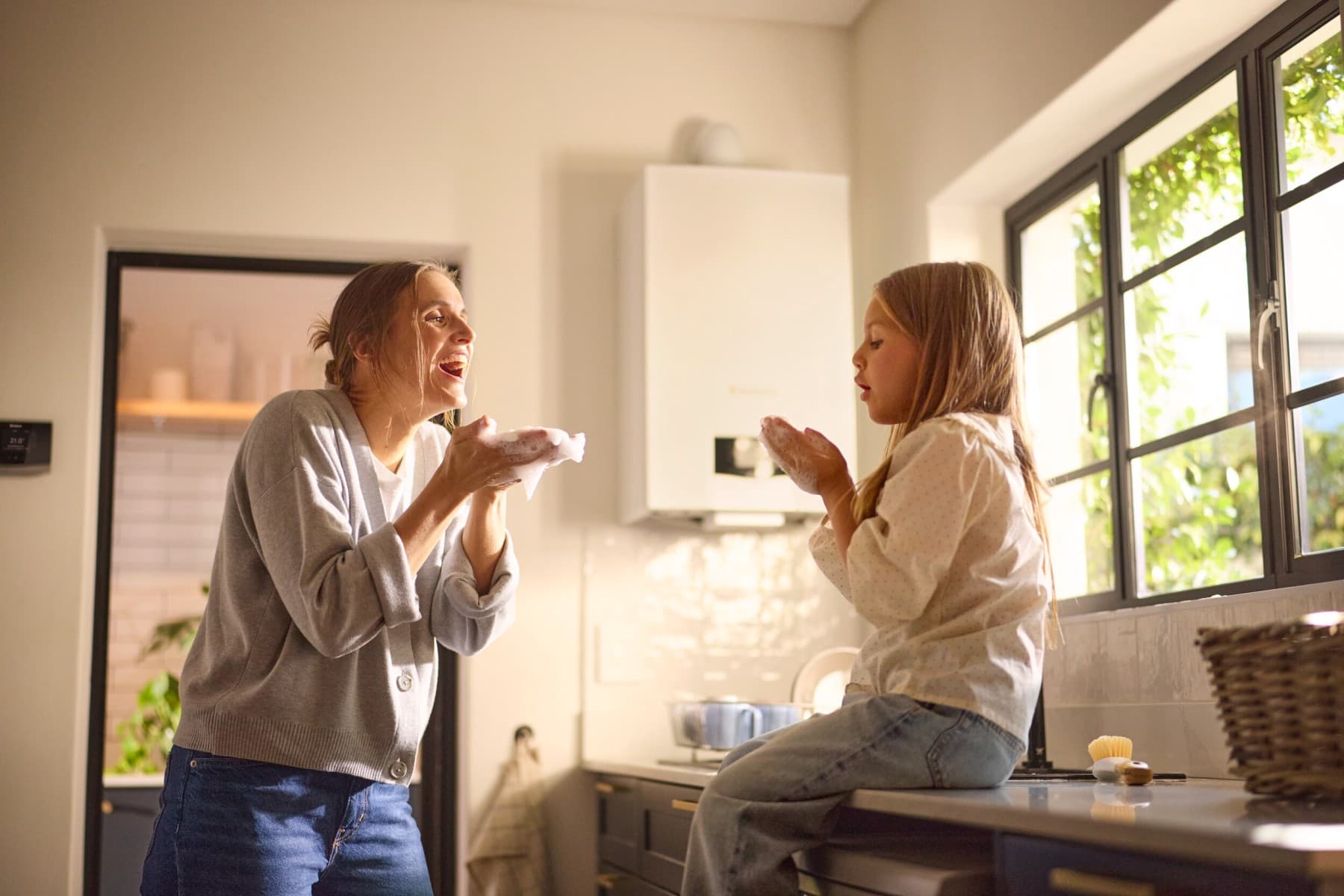 Moeder en dochter spelen met zeepbellen