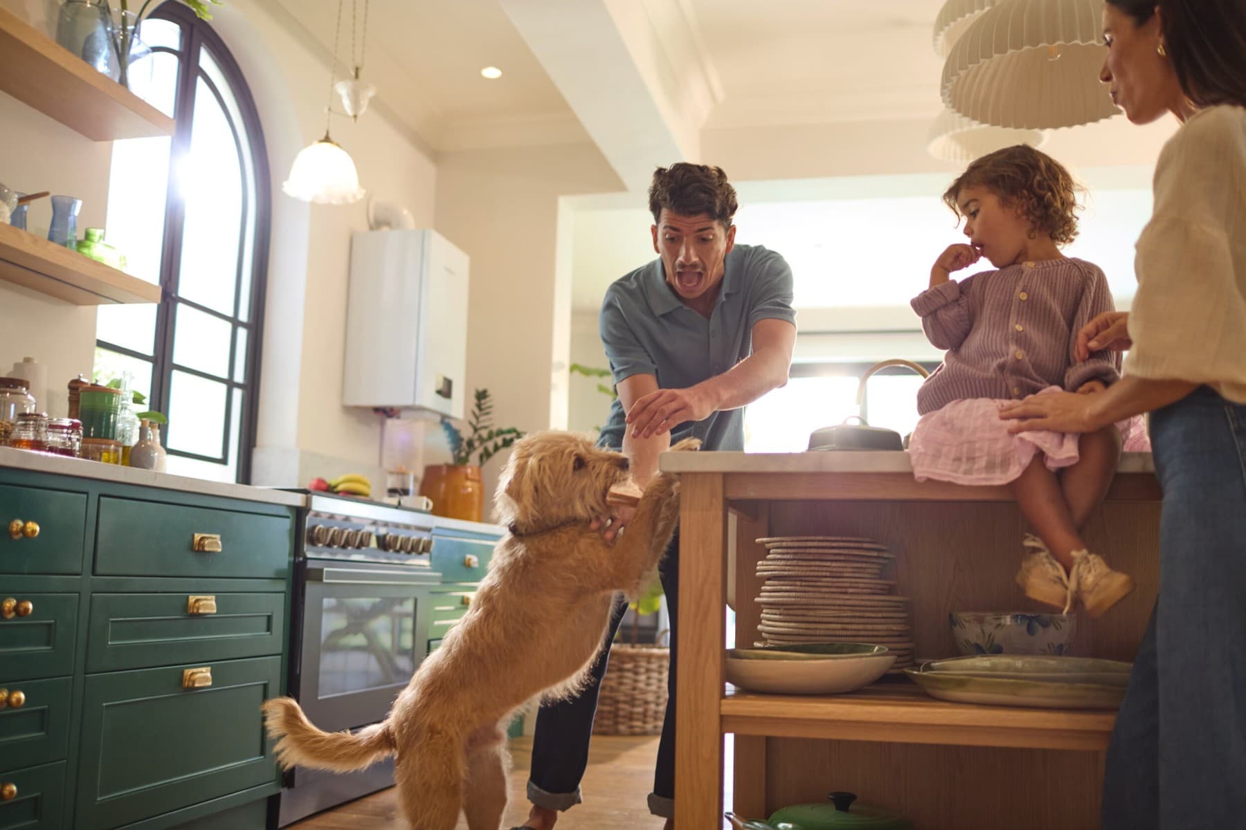 Een vader en zijn dochter in een keuken