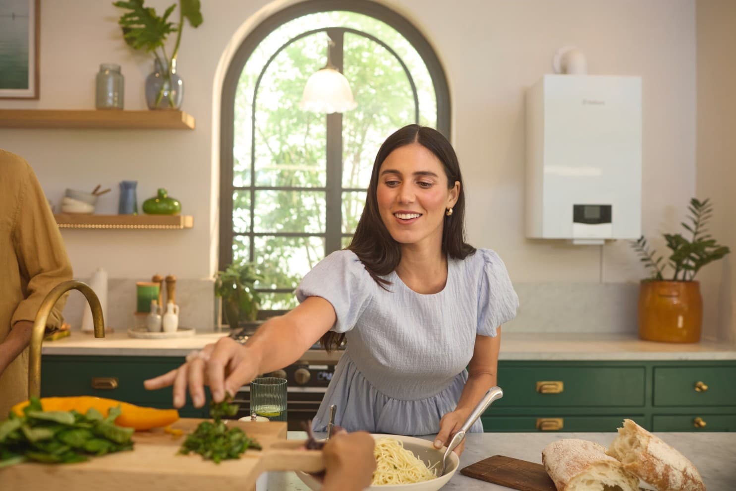 Vrouw in een keuken voor een cv-ketel