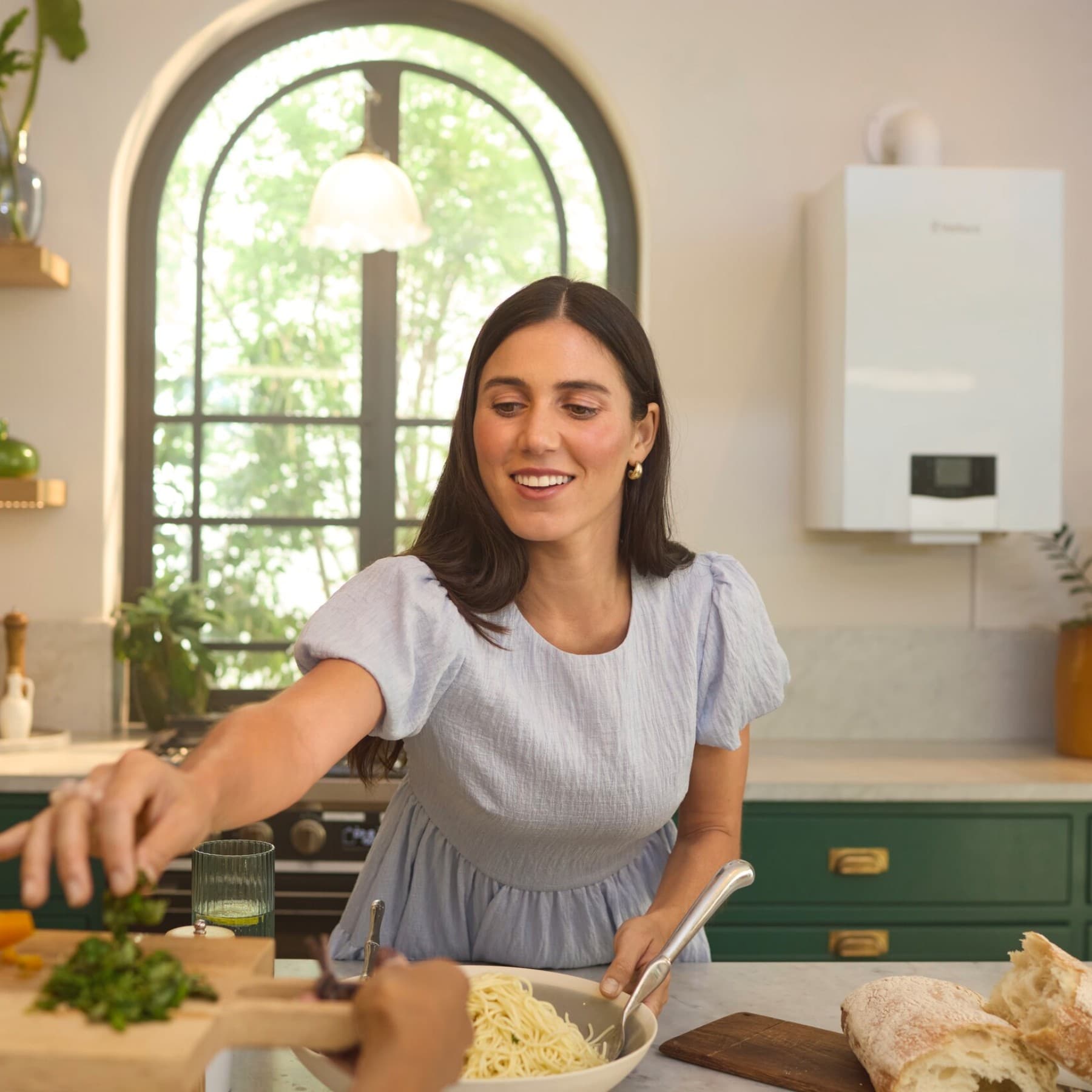 Vrouw die in de keuken kookt
