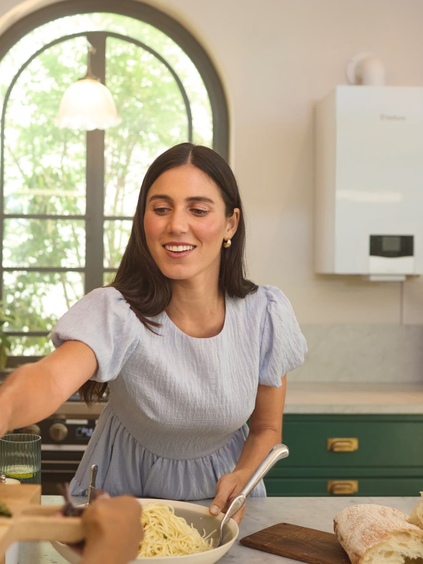 Vrouw in een keuken voor een cv-ketel