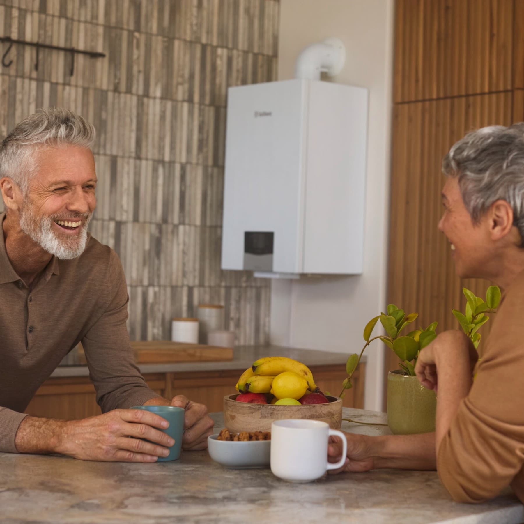 Een stel dat lacht voor een boiler