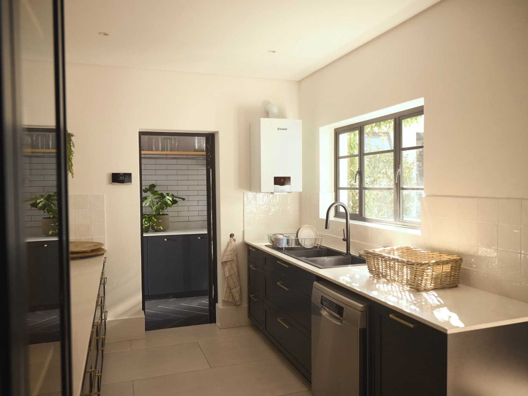 In de kelder van een huis hangt een Vaillant-ketel.