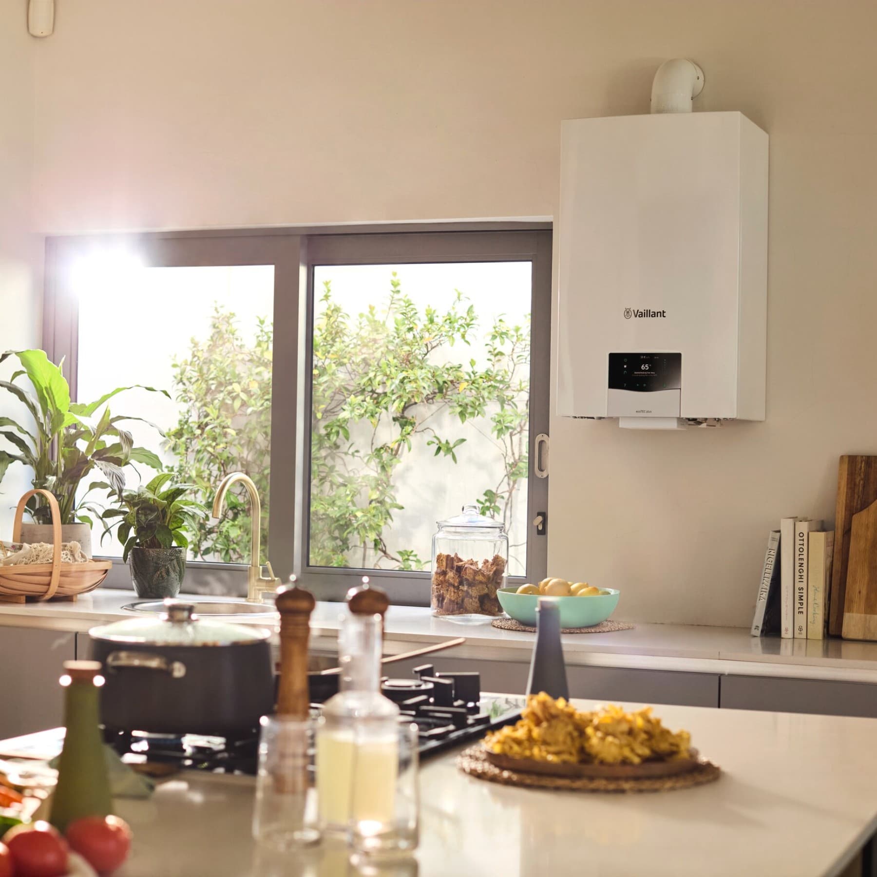 Boiler aan de muur in de keuken