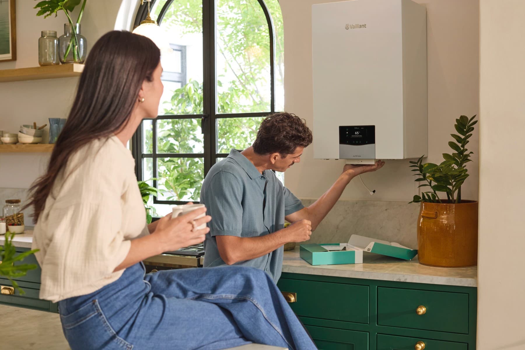 Een blik op de internetgateway onder een Vaillant-ketel