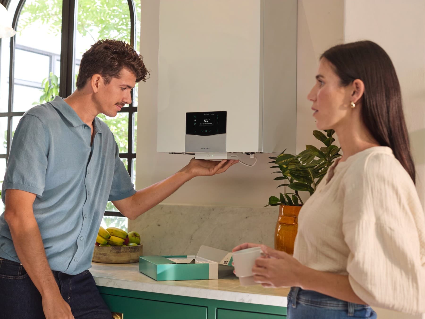 installateur werkt aan een cv-ketel van Vaillant