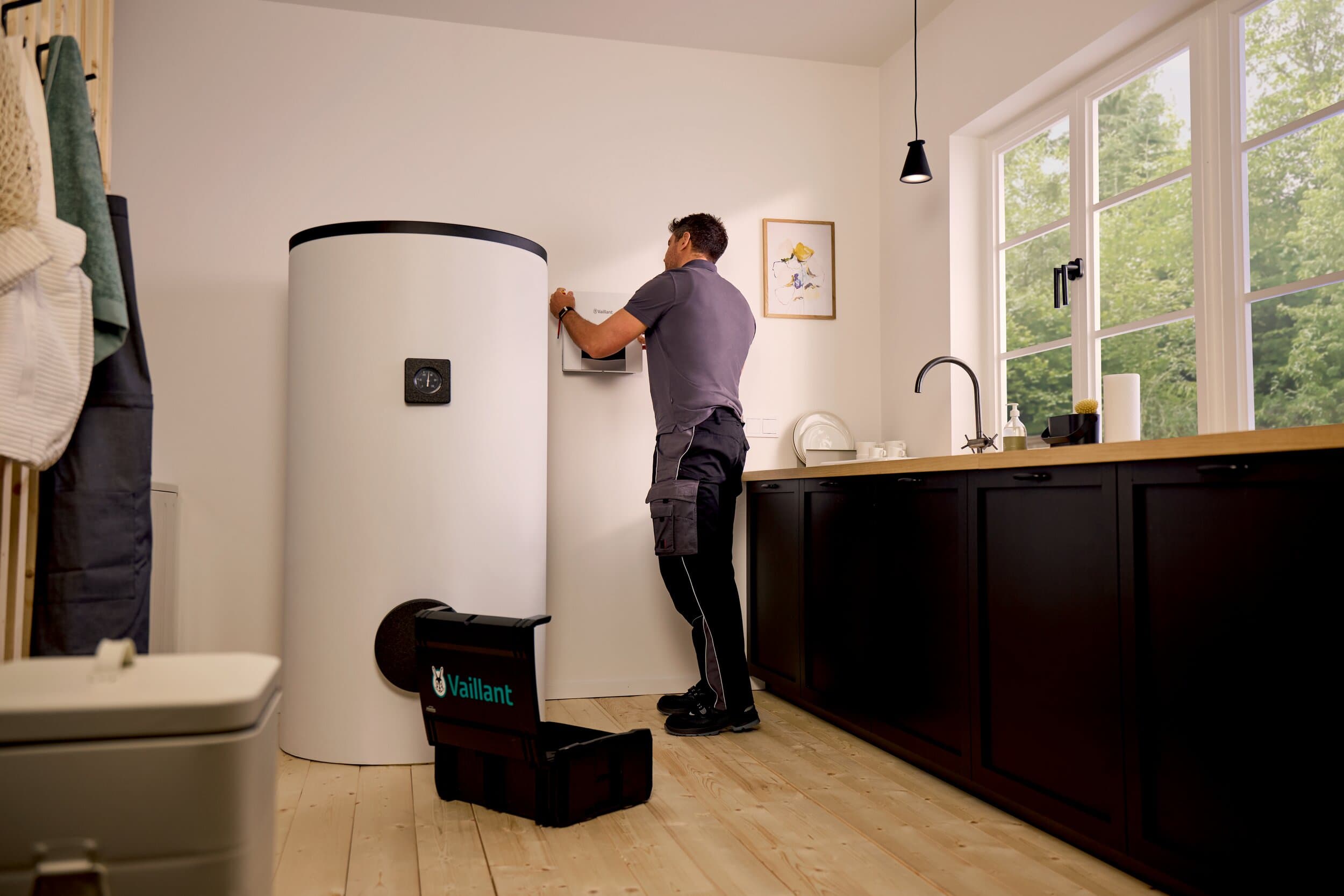 Servicemedewerker die aan een VWZ AI werkt