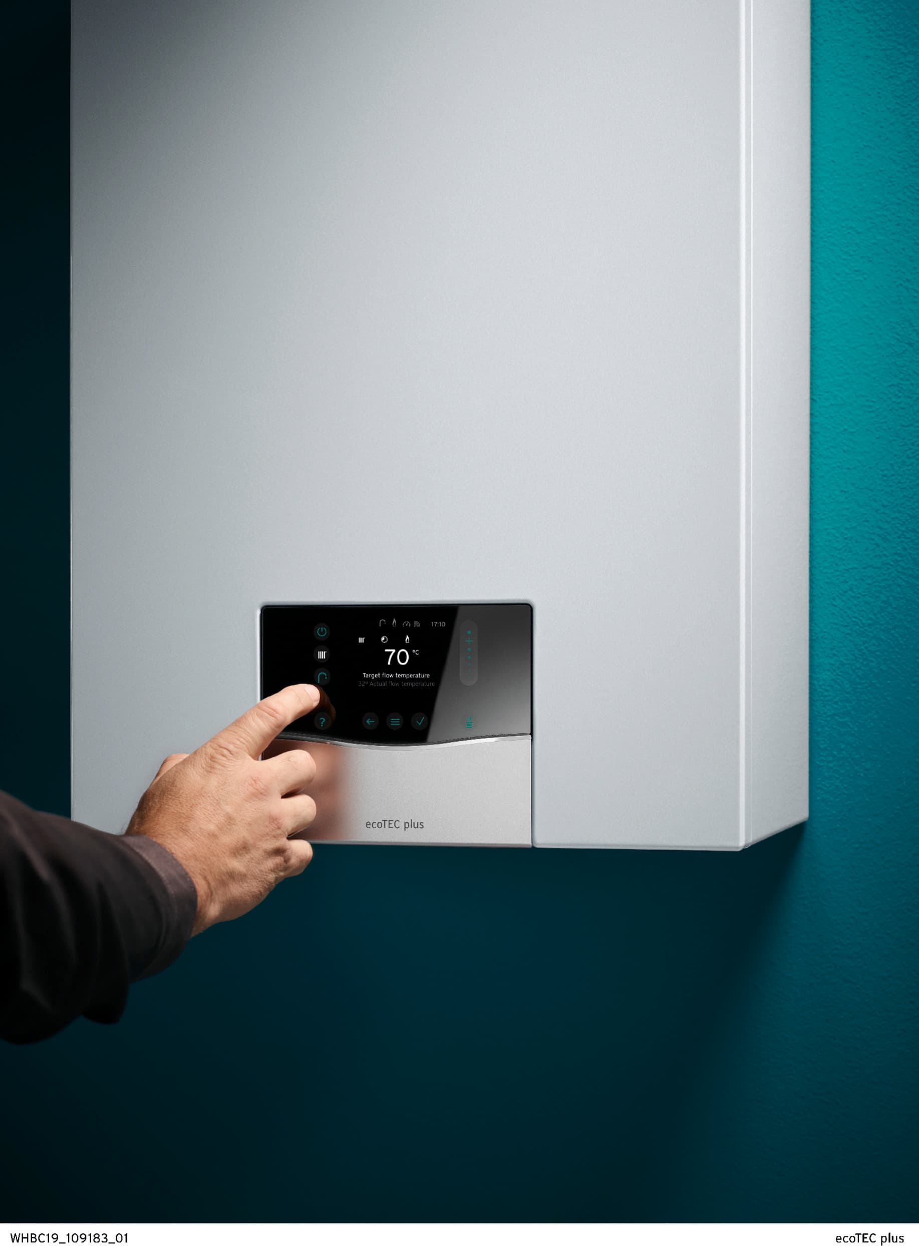 Hand beweegt zich richting het display van een boiler.