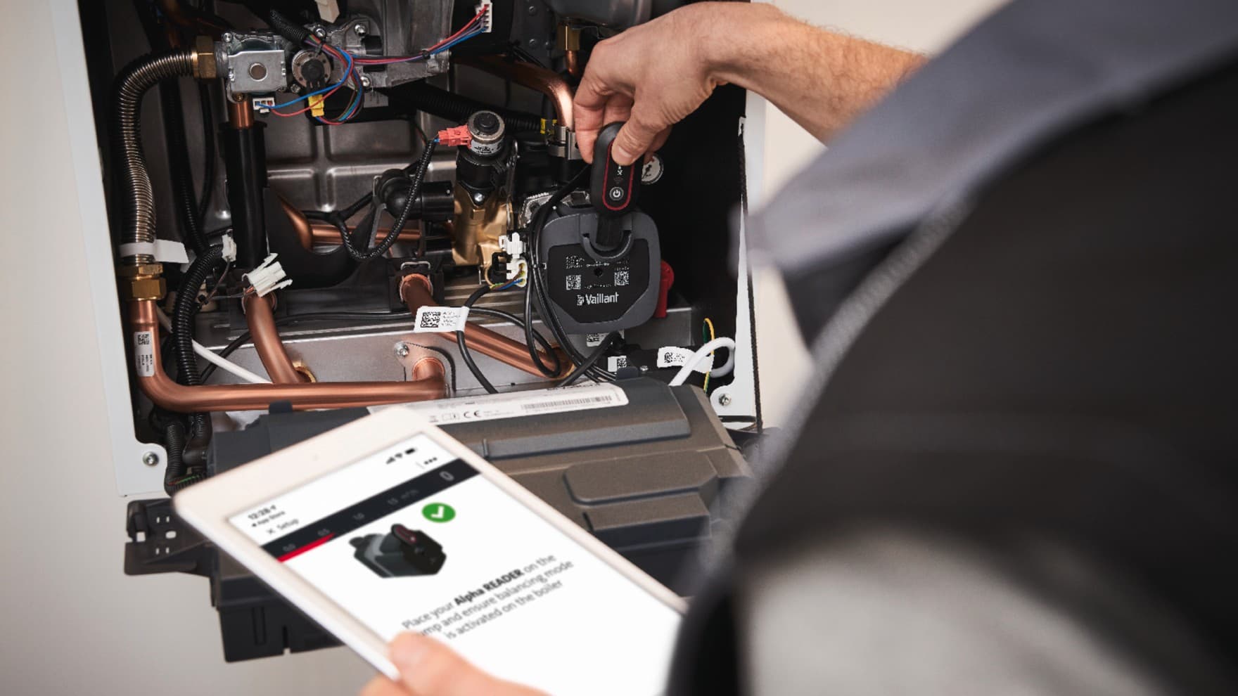 Installateur die radiatoren balanceert