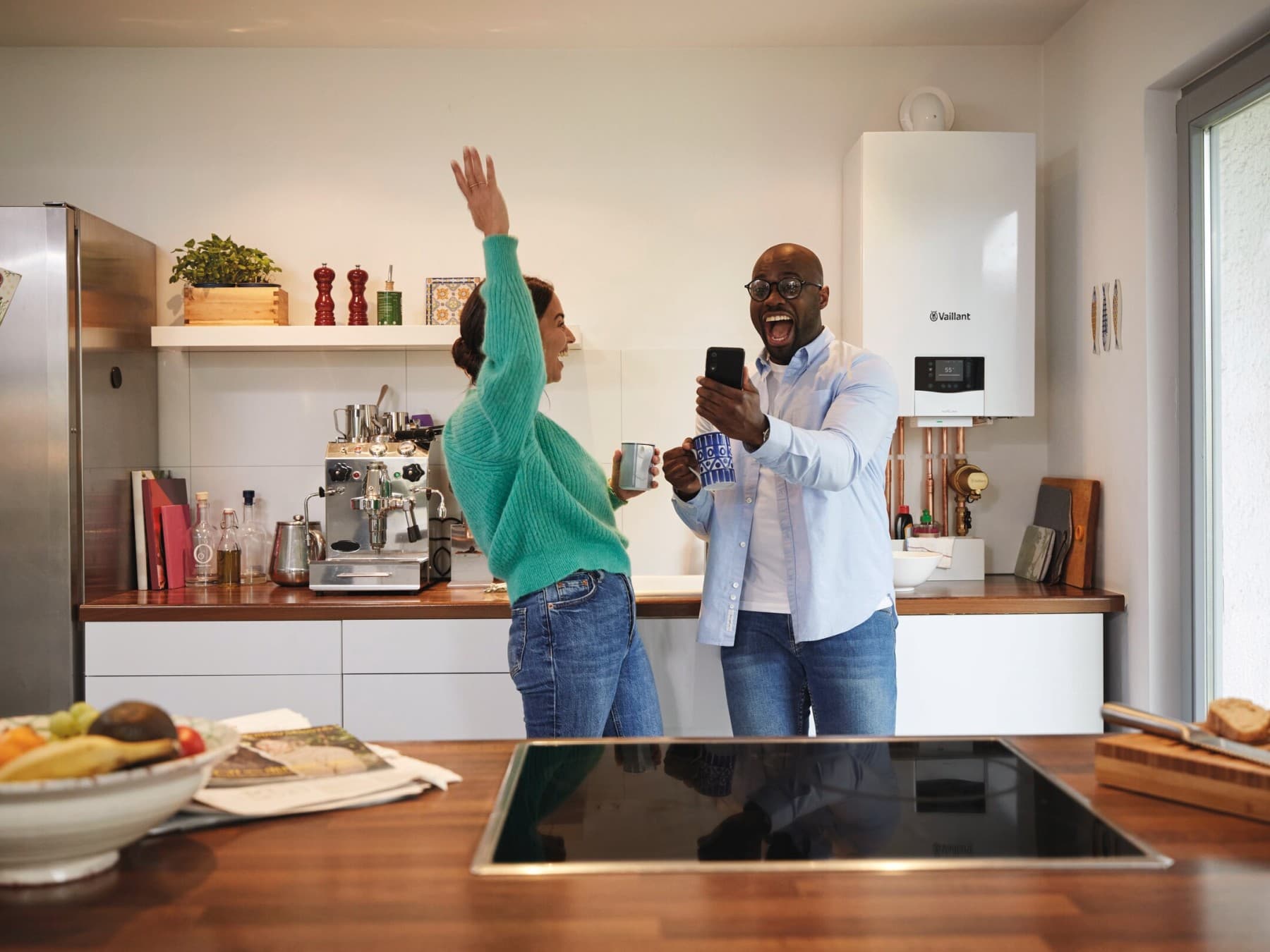 Twee personen in de keuken die succesvol de myVAILLANT connect gateway hebben geïnstalleerd.