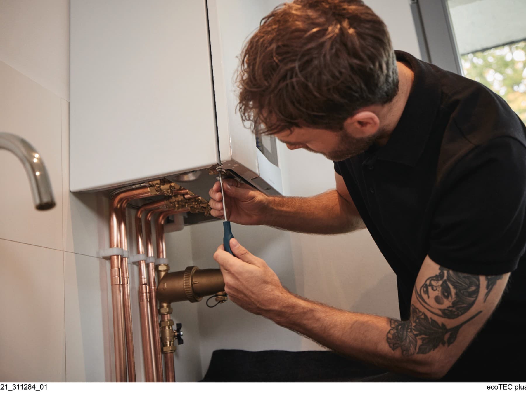 Installateur die aan een boiler werkt