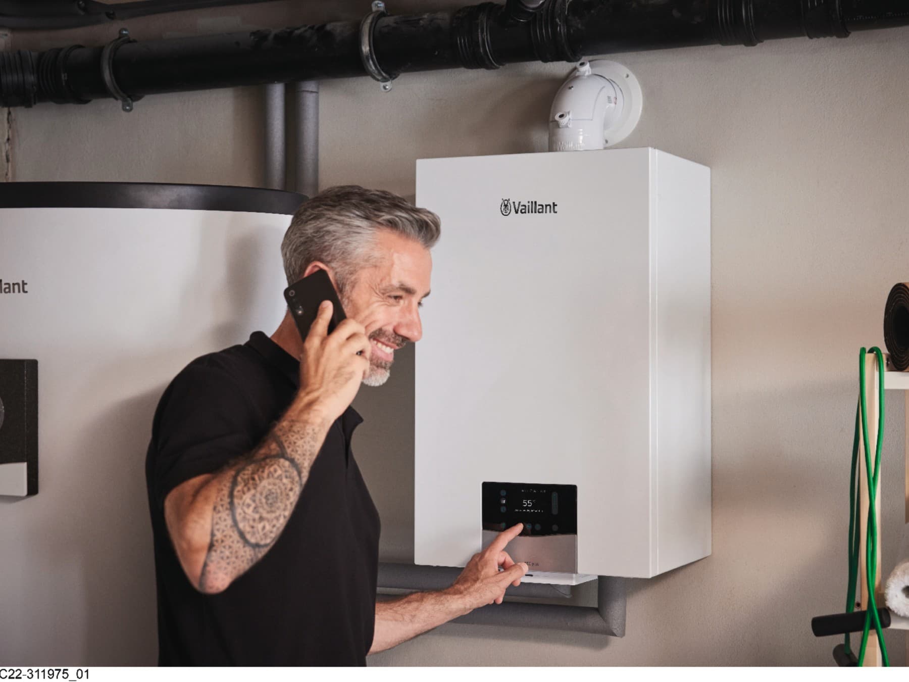 Vaillant-installateur werkt aan boiler voor onderhoud.