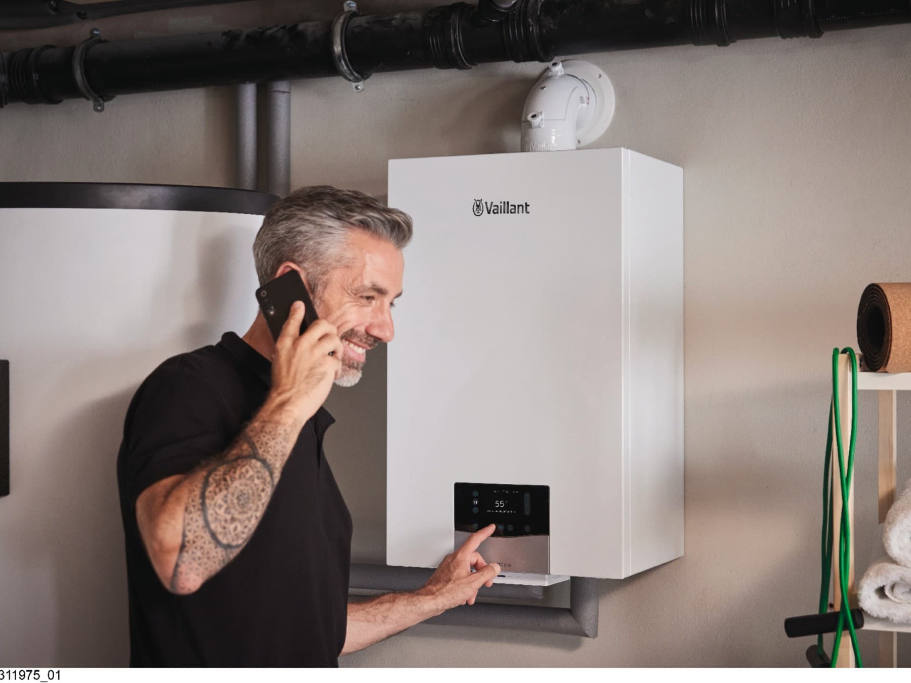 Man die de instellingen van de boiler aanpast